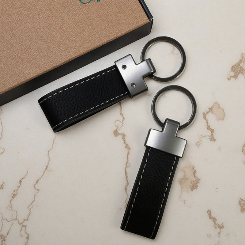 Llavero con cordón de cuero sintético con láser.