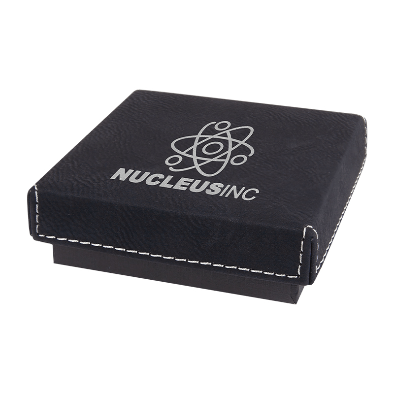 Caja de regalo de 7 3/8' x 5 3/4' con tapa de cuero sintético laserable Caja de regalo de 7 3/8' x 5 3/4' con tapa de cuero sintético laserable