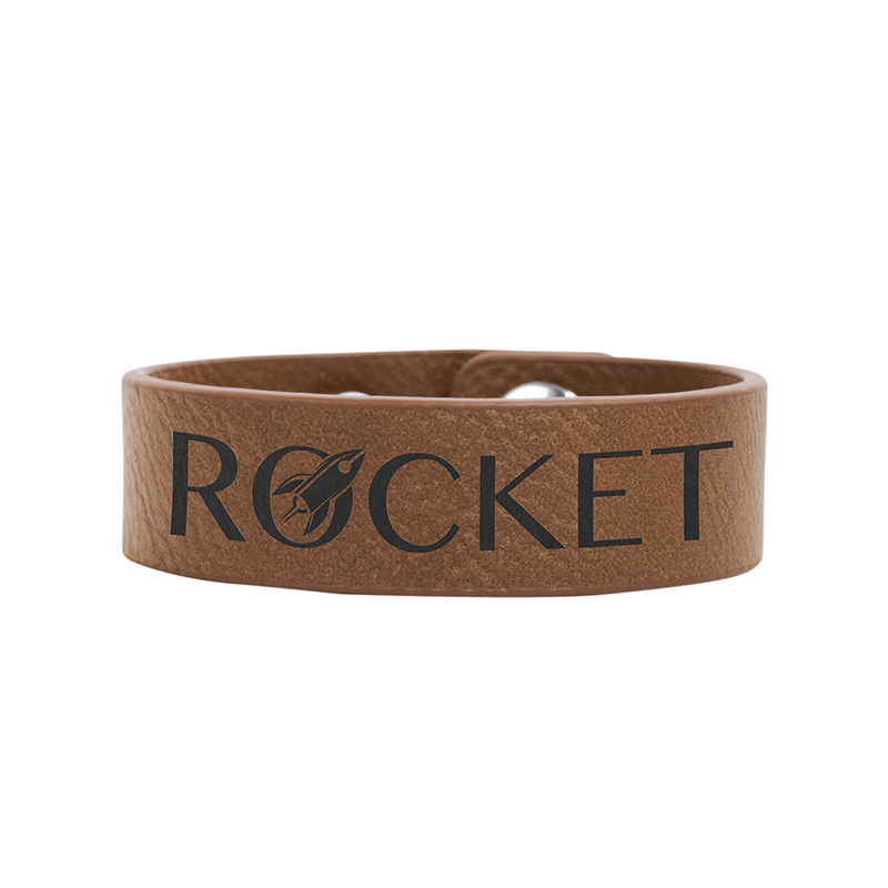 Pulsera de cuero sintético con láser de 9 1/2' x 1' Pulsera de cuero sintético con láser de 9 1/2' x 1'