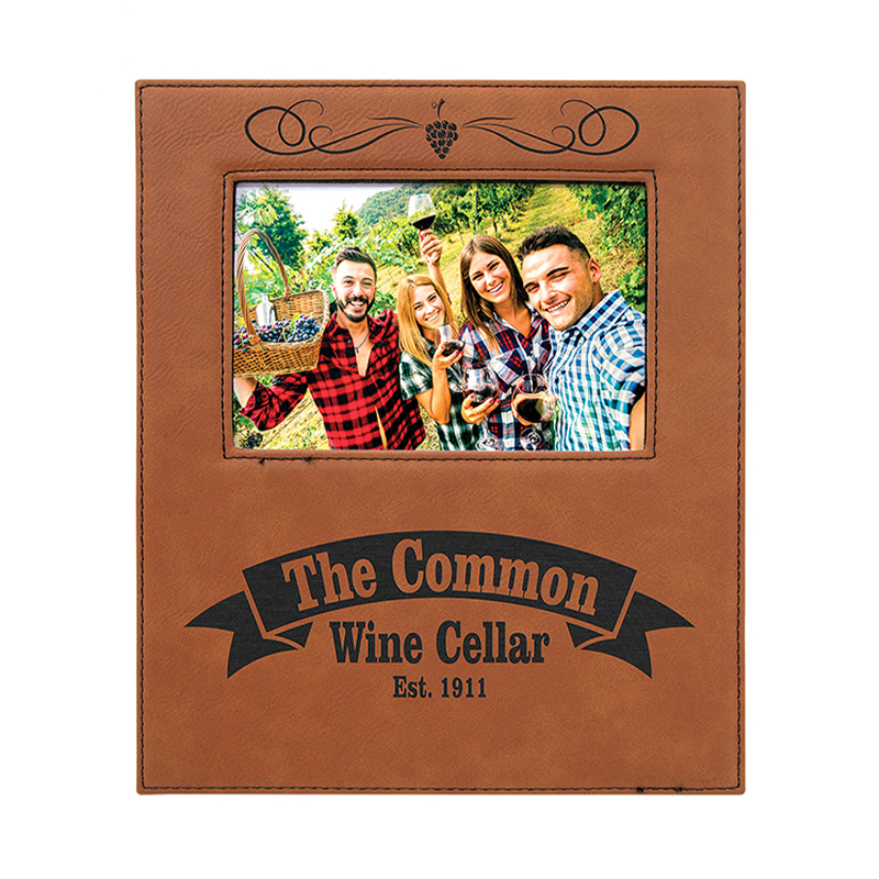 Marco de fotos de cuero sintético de 5' x 7' con área de grabado de 4 1/4' x 8 7/8' Marco de fotos de cuero sintético de 5' x 7' con área de grabado de 4 1/4' x 8 7/8'