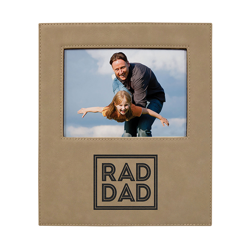 Marco de fotos de cuero sintético de 5' x 7' con área de grabado de 4 1/4' x 8 7/8' Marco de fotos de cuero sintético de 5' x 7' con área de grabado de 4 1/4' x 8 7/8'